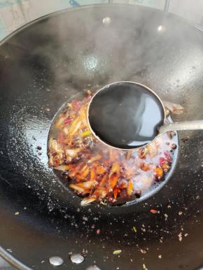 放入两大勺生抽调味儿！