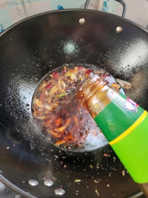 放入一大勺蚝油！