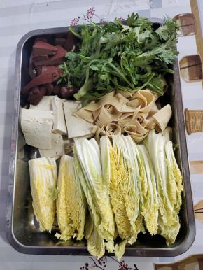 趁着这个空档来准备自己喜欢吃的配菜：我今天准备的有白菜，豆腐，千张，猪血，茼蒿！