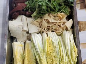 趁着这个空档来准备自己喜欢吃的配菜：我今天准备的有白菜，豆腐，千张，猪血，茼蒿！