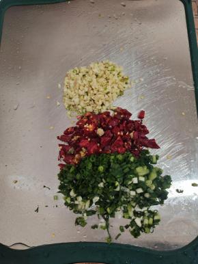 蒜瓣剁成蒜末，干辣椒切成小块，葱切成葱花备用！