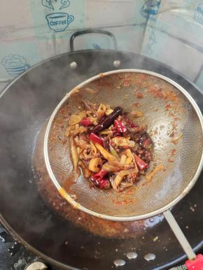 煮的时间差不多了，把里面的料渣捞出来不要了！