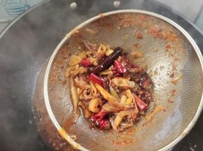 煮的时间差不多了，把里面的料渣捞出来不要了！