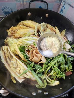 放入适量的盐，胡椒粉和鸡精调味！