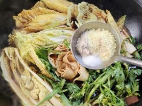放入适量的盐，胡椒粉和鸡精调味！