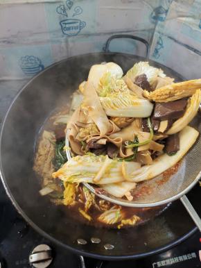 把煮好的配菜捞出来，放进碗中！