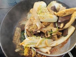把煮好的配菜捞出来，放进碗中！
