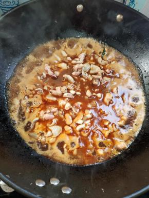 放入腌制好的鱼泡，煮开后再煮2分钟即可关火！