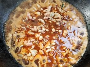 放入腌制好的鱼泡，煮开后再煮2分钟即可关火！