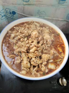 把煮好的鱼泡，连汤汁儿一起倒入碗中！