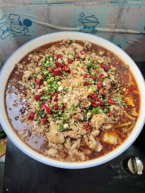 撒上蒜末，干辣椒，熟白芝麻！喜欢吃麻的也可以再放一些花椒！