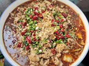 撒上蒜末，干辣椒，熟白芝麻！喜欢吃麻的也可以再放一些花椒！