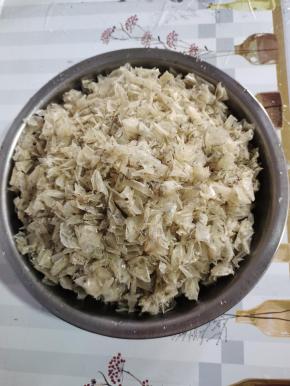 昨天做了一大锅鱼鳞皮冻，捞出来的鱼鳞没有舍得扔，拿来做一个烧烤味炸鱼鳞给家人们吃！把里面的大料（葱，姜，花椒，香叶，八角和桂皮）全部挑出来，只留下鱼鳞备用！