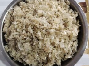 昨天做了一大锅鱼鳞皮冻，捞出来的鱼鳞没有舍得扔，拿来做一个烧烤味炸鱼鳞给家人们吃！把里面的大料（葱，姜，花椒，香叶，八角和桂皮）全部挑出来，只留下鱼鳞备用！
