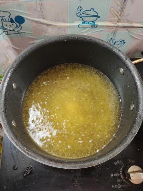 锅烧热，倒入适量的油！烧至七成热！（我今天用的是花生油，炸出来的特别香！）