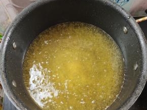 锅烧热，倒入适量的油！烧至七成热！（我今天用的是花生油，炸出来的特别香！）