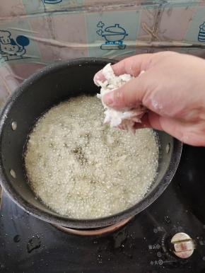 把鱼鳞抖散，放入油锅中！