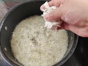 把鱼鳞抖散，放入油锅中！