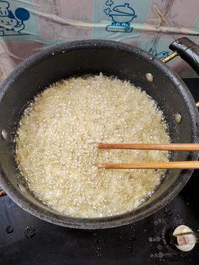 用筷子快速翻动一下，别让鱼鳞粘在一起了！