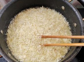 用筷子快速翻动一下，别让鱼鳞粘在一起了！
