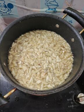 炸至鱼鳞颜色金黄酥脆！