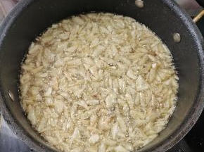 炸至鱼鳞颜色金黄酥脆！