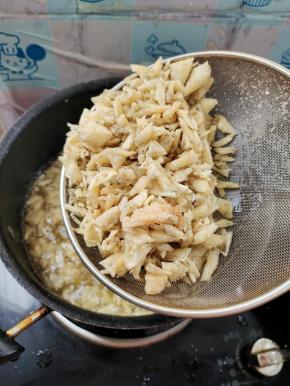 捞出控油备用！（想要更酥脆的，可以复炸一遍！）