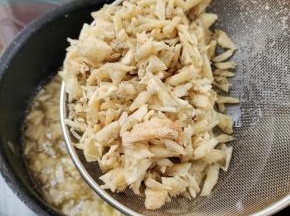 捞出控油备用！（想要更酥脆的，可以复炸一遍！）