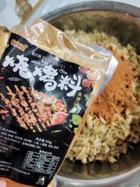放入适量的烧烤料！