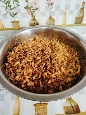 用筷子翻拌均匀即可食用！（吃不完的炸鱼鳞，放在食品袋中，密封保存！）