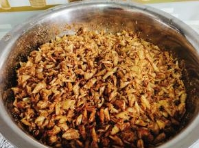 用筷子翻拌均匀即可食用！（吃不完的炸鱼鳞，放在食品袋中，密封保存！）