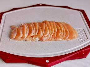 鸡胸肉切片。（可以速冻一会这样更好切）