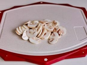 白玉菇已经切片。
