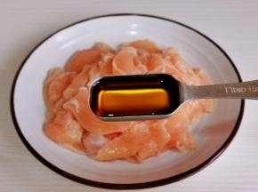 肉片装盘+料酒。