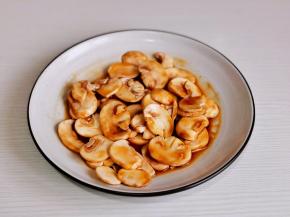 白玉菇片+1勺蚝油抓拌均匀腌制5分钟。