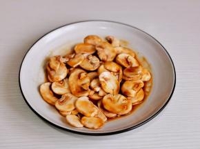 白玉菇片+1勺蚝油抓拌均匀腌制5分钟。