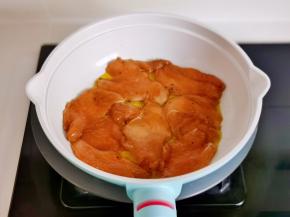 起油锅加入肉片。