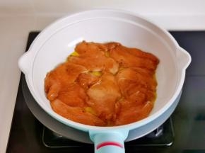 起油锅加入肉片。