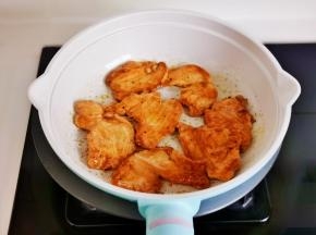 中小火煎至两面金黄盛出。