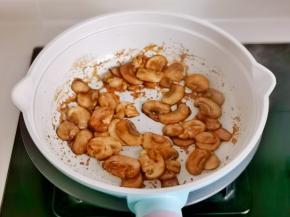 白玉菇片煎熟。