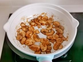 白玉菇片煎熟。