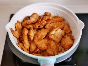 倒入煎好的鸡胸肉。