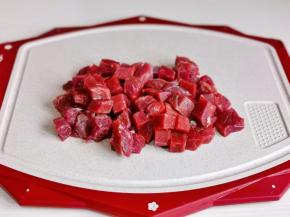 牛肉洗净切小块。