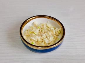 大蒜去皮切碎。