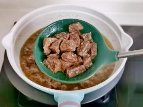 炒至筷子可以轻松扎透捞出。