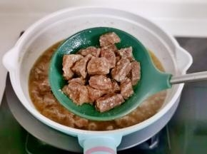 炒至筷子可以轻松扎透捞出。