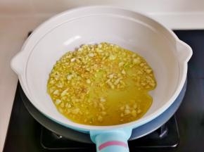 起油锅加入蒜末炒香。