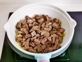 加入牛肉粒。