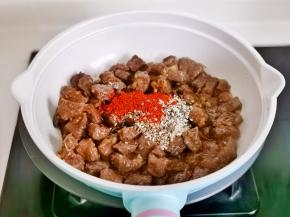 加入辣椒粉，孜然粒，白芝麻。