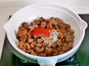 加入辣椒粉，孜然粒，白芝麻。